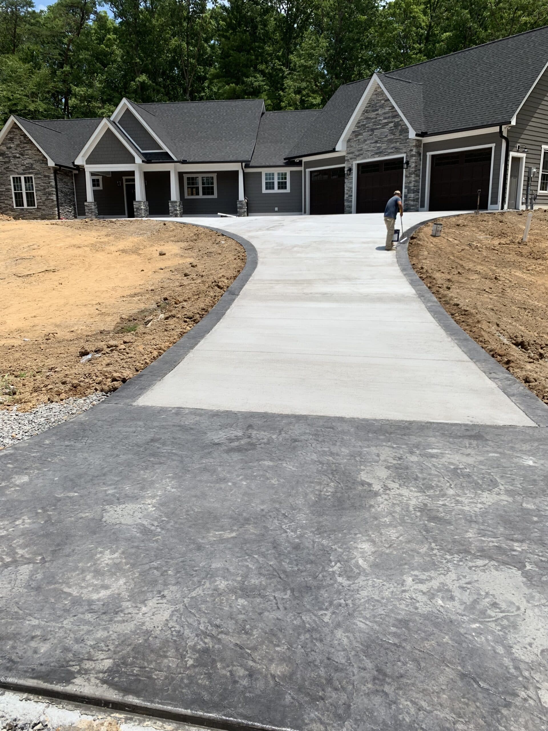 decorative-concrete-driveway-black-stamped-border-apron-sevierville-tn Residential concrete driveway with black stamped border and apron in Sevierville TN